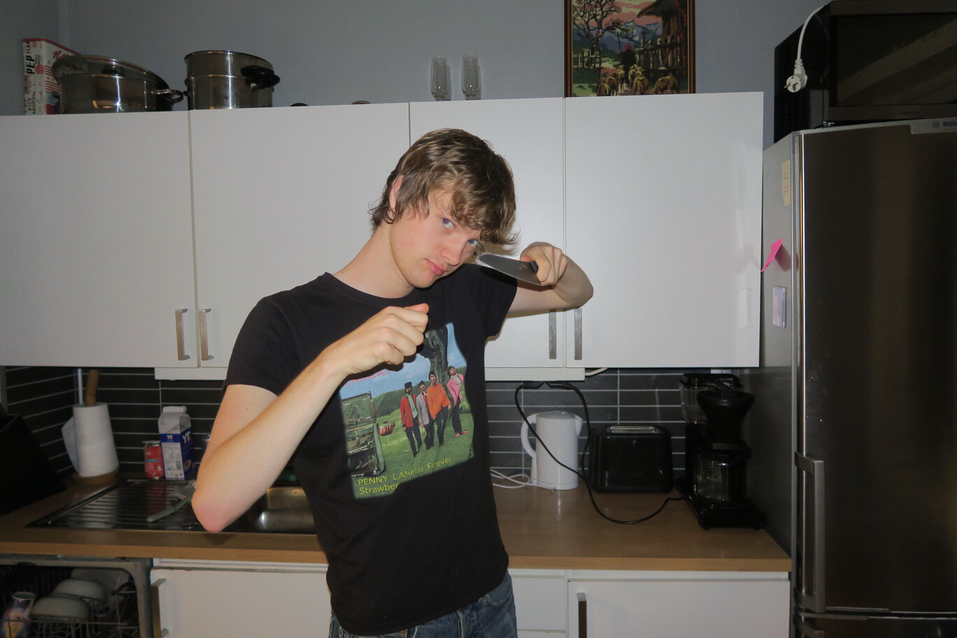 kar poserer med kniv